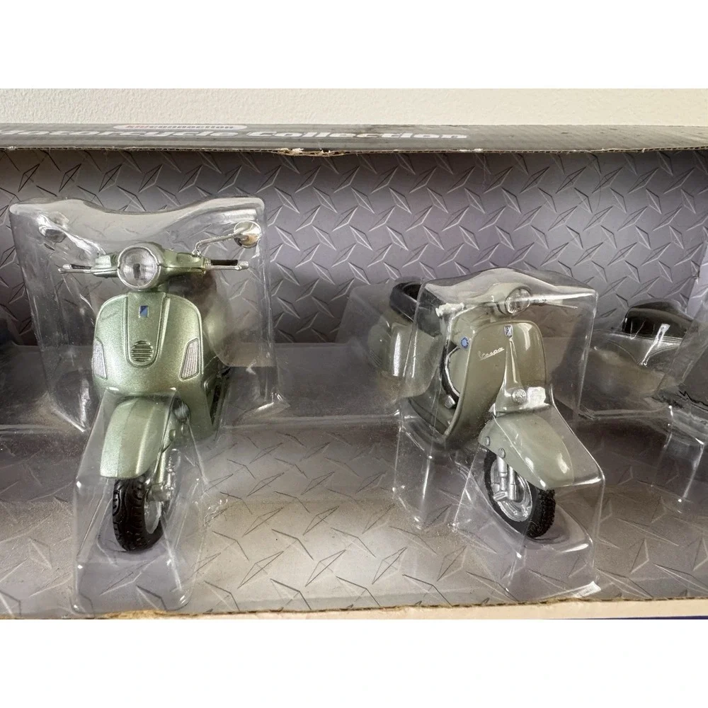 Kid Connection Maisto 1:18 Vespa Scooter Collection 5 Diecast Models Boxed